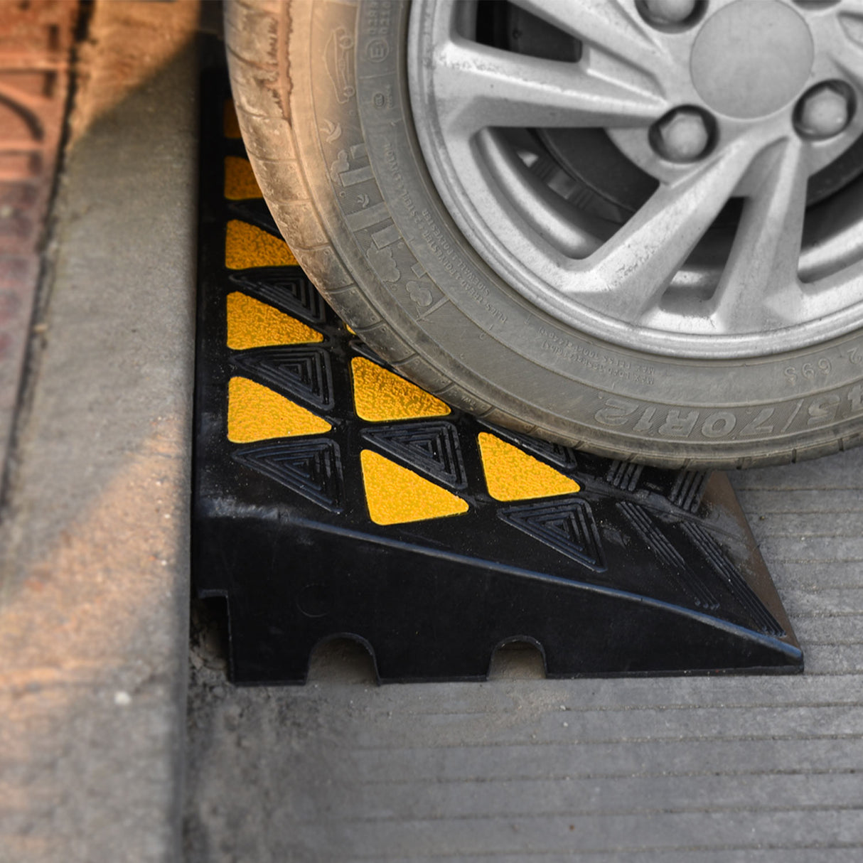 4Inch Heavy Duty Rubber Curb Ramp with Yellow Reflector