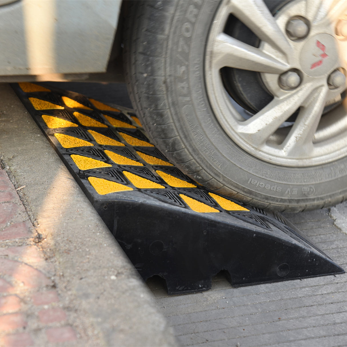 6Inch Heavy Duty Rubber Curb Ramp with Yellow Reflector